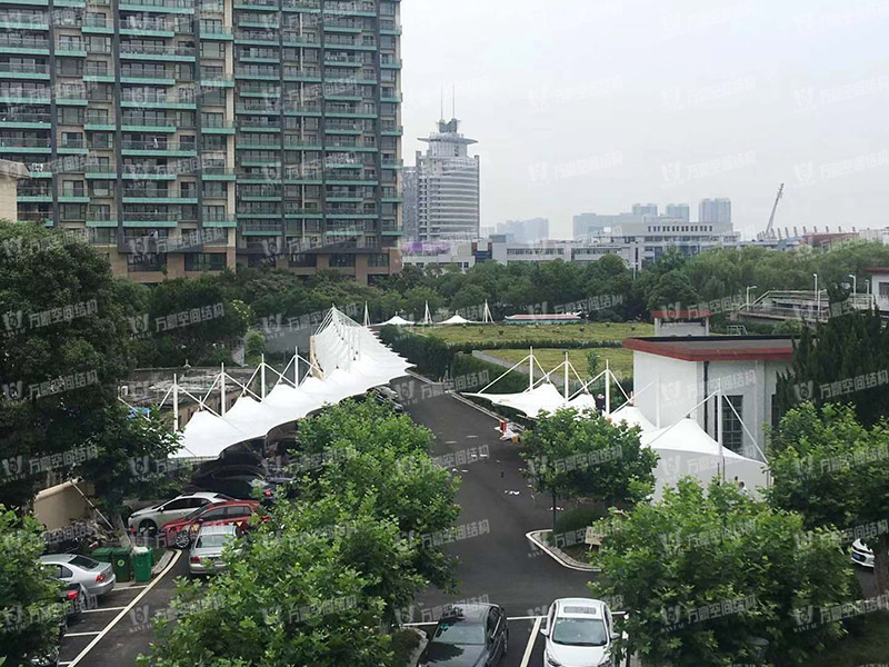 張拉膜車(chē)棚造價(jià)和哪些因素有關(guān)？降低張拉膜車(chē)棚造價(jià)的方法有哪些？