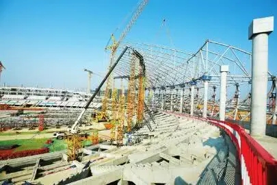 成都大運(yùn)會(huì)主場(chǎng)館進(jìn)入鋼結(jié)構(gòu)施工，“飛碟”造型顯雛形