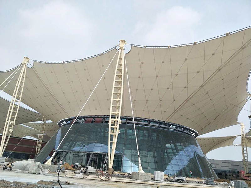 PTFE膜結(jié)構(gòu)屋面有哪些特點(diǎn)？為什么PTFE膜結(jié)構(gòu)屋面如此受歡迎？