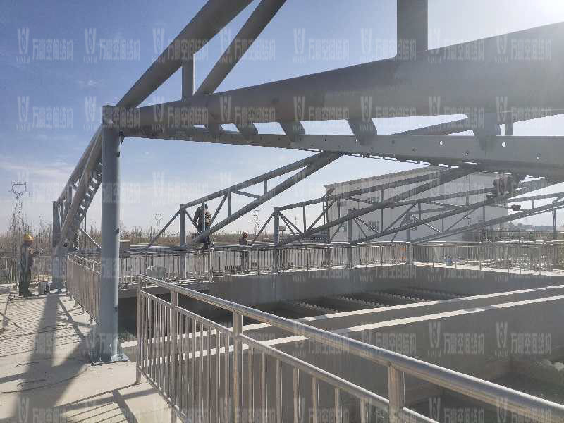 格爾木工業(yè)園昆侖工業(yè)區(qū)工業(yè)污水廠污水池保溫膜結構工程位于海西蒙古族藏族自治州格爾木市，此項目是國內首個ETFE膜結構污水池加蓋工程。   該工程主要建設格爾木工業(yè)園昆侖工業(yè)區(qū)工業(yè)污水處理廠首期2.5萬立方米/天工程二沉池、水解酸化池和預沉池池體保溫膜結構安裝。項目用鋼量230噸，膜結構展開面積5000平米。    目前，預沉池和酸化水解池鋼結構已完成，油漆已完成。二沉池基柱加焊，鋼架焊接中。    期待整個工程的完工，來領略它別致的風采。