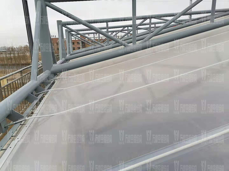 格爾木工業(yè)園昆侖工業(yè)區(qū)工業(yè)污水廠污水池保溫膜結構工程膜結構安裝中