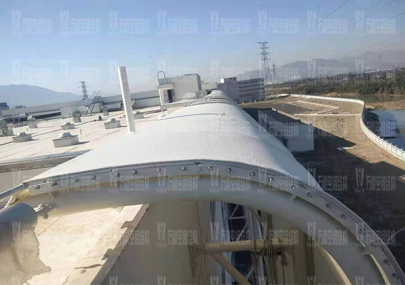 寧波益富樂(lè)公司新廠房外立面PTFE膜結(jié)構(gòu)項(xiàng)目膜結(jié)構(gòu)安裝中