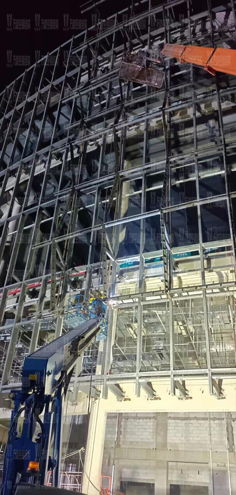 紹興國際會展中心一期B區(qū)會議中心PTFE膜結(jié)構(gòu)工程火熱拼裝、吊裝中