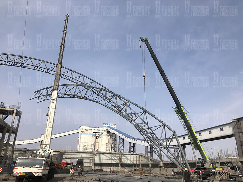 內(nèi)蒙能源長城五礦選煤廠鋼骨架膜棚建設(shè)項(xiàng)目鋼結(jié)構(gòu)施工中