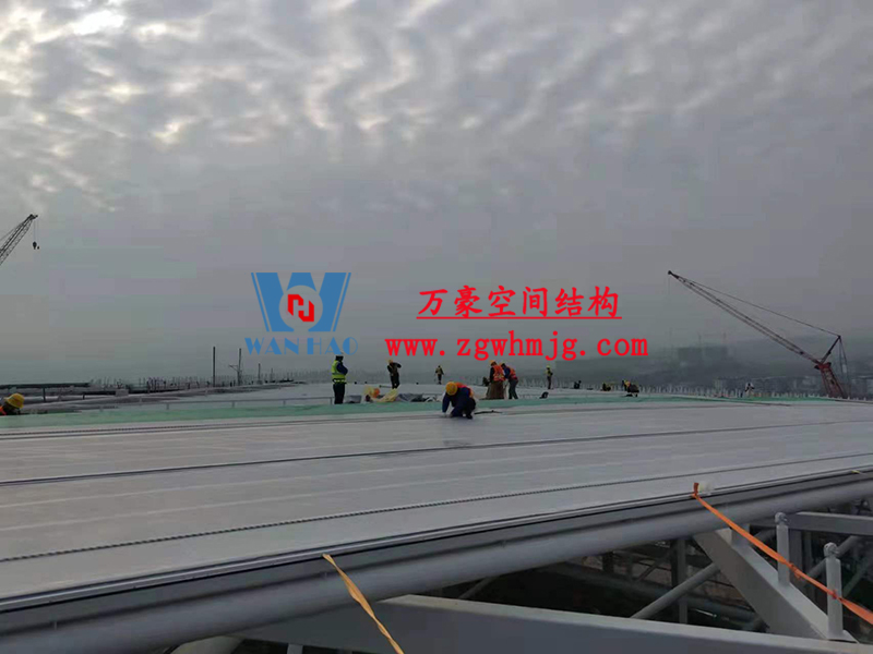 重慶龍興足球場ETFE屋面膜結(jié)構(gòu)工程屋面鋼結(jié)構(gòu)完成，膜結(jié)構(gòu)安裝中
