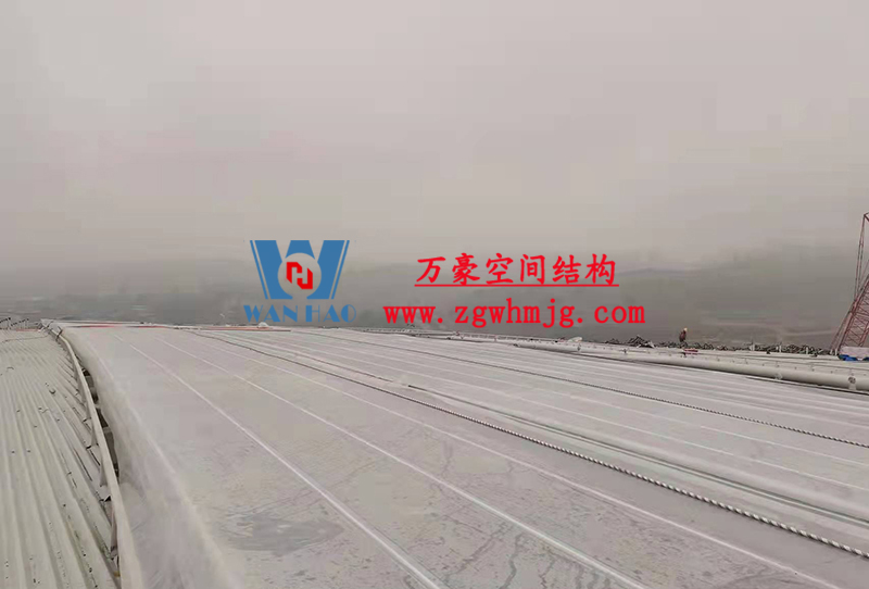 重慶龍興足球場ETFE屋面膜結(jié)構(gòu)工程屋面鋼結(jié)構(gòu)完成，膜結(jié)構(gòu)安裝中