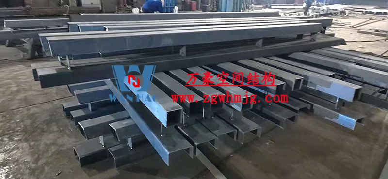 重慶龍興足球場ETFE屋面膜結(jié)構(gòu)工程屋面鋼結(jié)構(gòu)完成，膜結(jié)構(gòu)安裝中