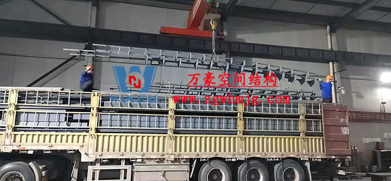 重慶龍興足球場ETFE屋面膜結(jié)構(gòu)工程屋面鋼結(jié)構(gòu)完成，膜結(jié)構(gòu)安裝中