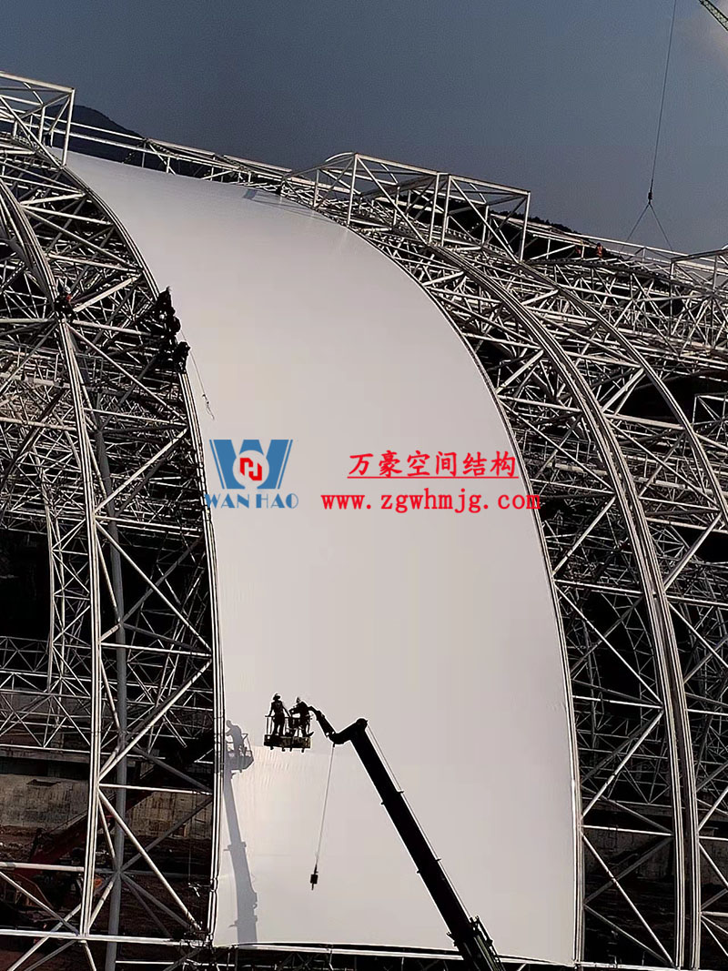 四川高興煤炭儲備基地建設項目鋼結構接近尾聲，膜結構開始安裝