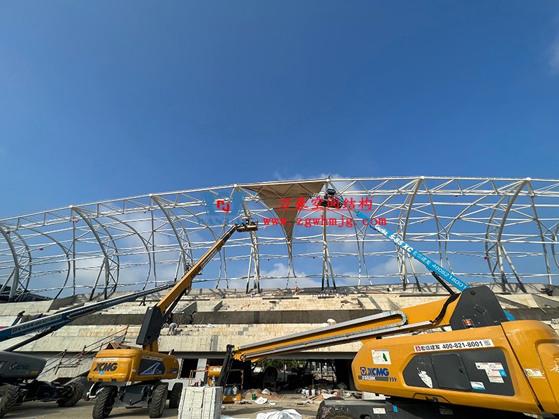 龍泉市體育場鋼膜結構工程膜結構安裝中