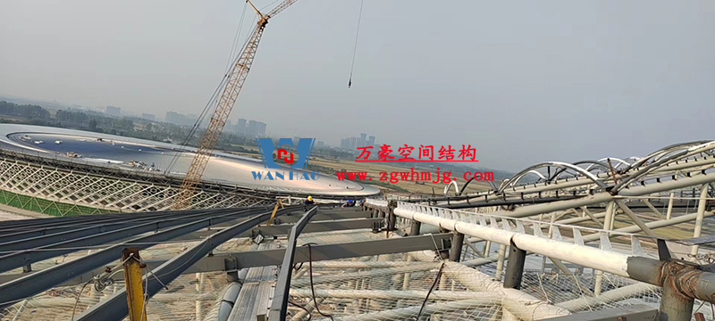襄陽奧體中心膜結(jié)構(gòu)工程鋼結(jié)構(gòu)接近尾聲，膜結(jié)構(gòu)開始安裝