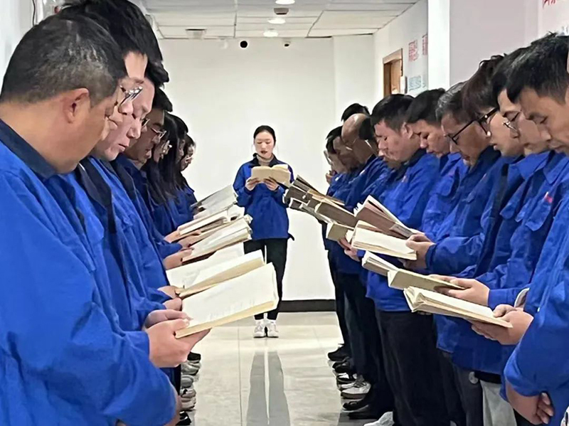 “一路堅(jiān)守·心手相牽”萬(wàn)豪晨會(huì)開啟一天的工作 “一路堅(jiān)守·心手相牽”萬(wàn)豪晨會(huì)開啟一天的工作