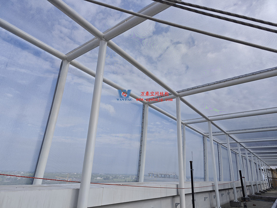 聚焦工程高質(zhì)量建設(shè)，這個網(wǎng)格織物幕墻正在施工安裝中