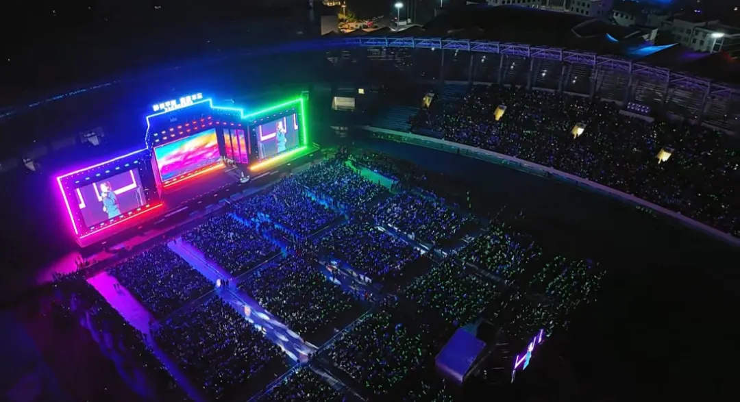 平陽(yáng)體育中心群星演唱會(huì)！超萬(wàn)人圍觀，現(xiàn)場(chǎng)火爆High唱！