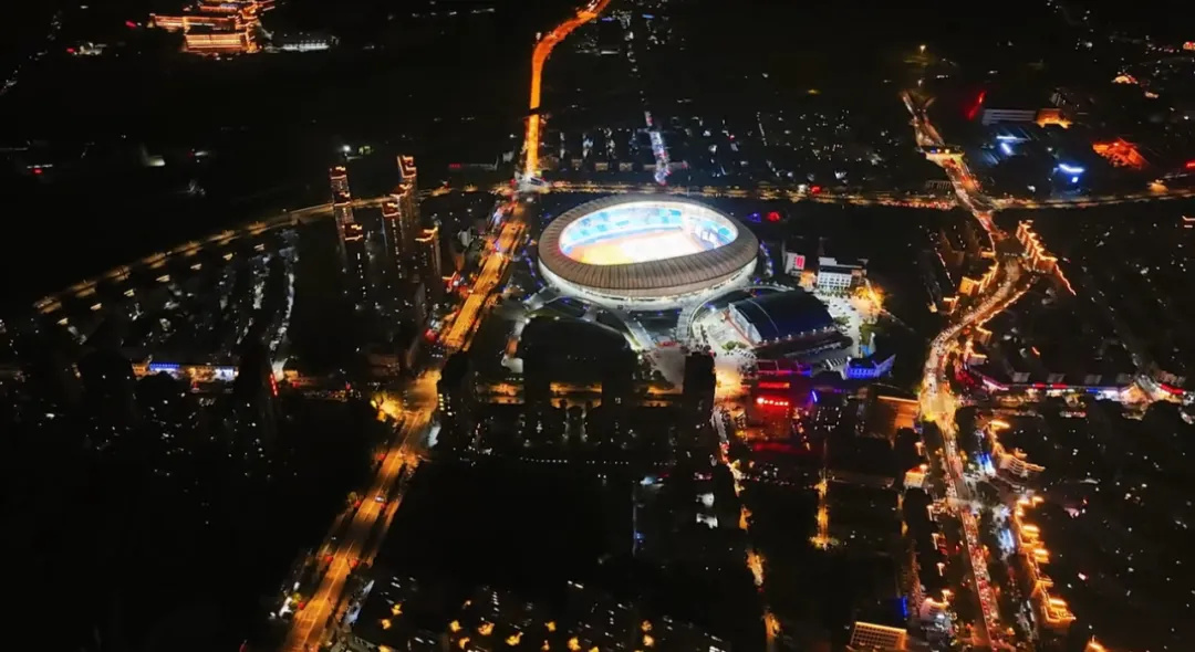 平陽(yáng)體育中心群星演唱會(huì)！超萬(wàn)人圍觀，現(xiàn)場(chǎng)火爆High唱！