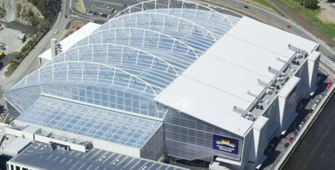 屋頂下生長著天然草皮的永久封閉式體育場(chǎng) 屋頂下生長著天然草皮的永久封閉式體育場(chǎng)