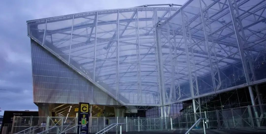 屋頂下生長著天然草皮的永久封閉式體育場(chǎng) 屋頂下生長著天然草皮的永久封閉式體育場(chǎng)