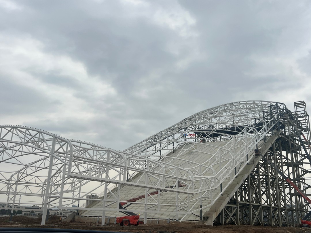 馭風(fēng)逐沙，織就賽道美學(xué)——比亞迪紹興嵊州賽車場(chǎng)干拔沙坡觀景平臺(tái)鋼膜結(jié)構(gòu)