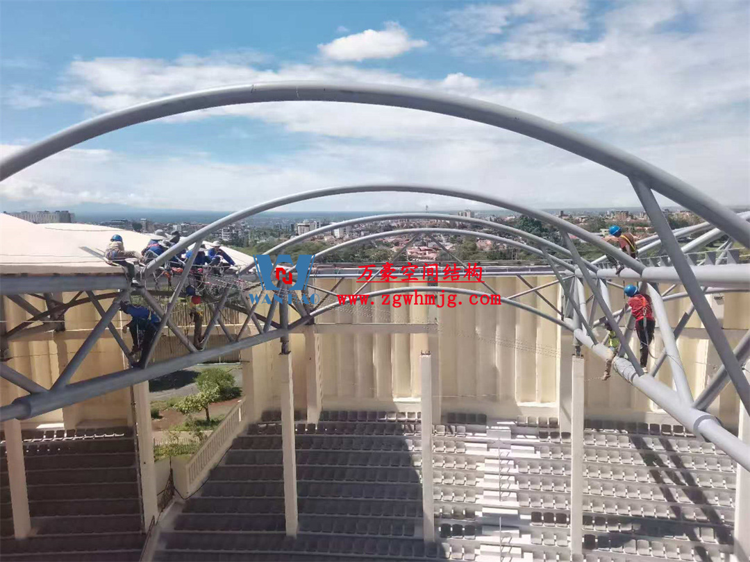 膜結(jié)構(gòu)體育場屋面安裝全解析:從技術(shù)要點(diǎn)到經(jīng)典案例 膜結(jié)構(gòu)體育場屋面安裝全解析:從技術(shù)要點(diǎn)到經(jīng)典案例