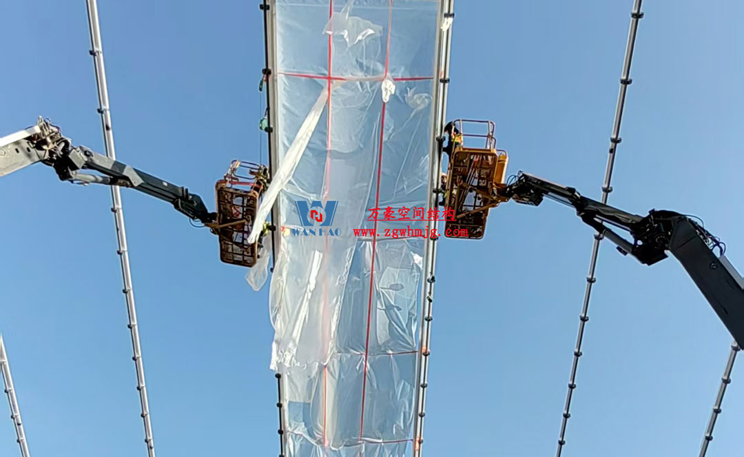 無(wú)錫奧體中心體育場(chǎng)ETFE膜首吊成功，太湖畔將閃耀“生態(tài)之光”
