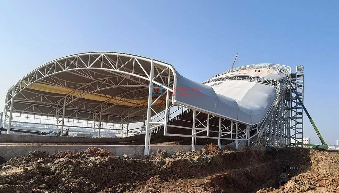 比亞迪賽車場驚現(xiàn)“風(fēng)之翼”！又一座PTFE膜結(jié)構(gòu)干拔沙坡頂棚拔地而起