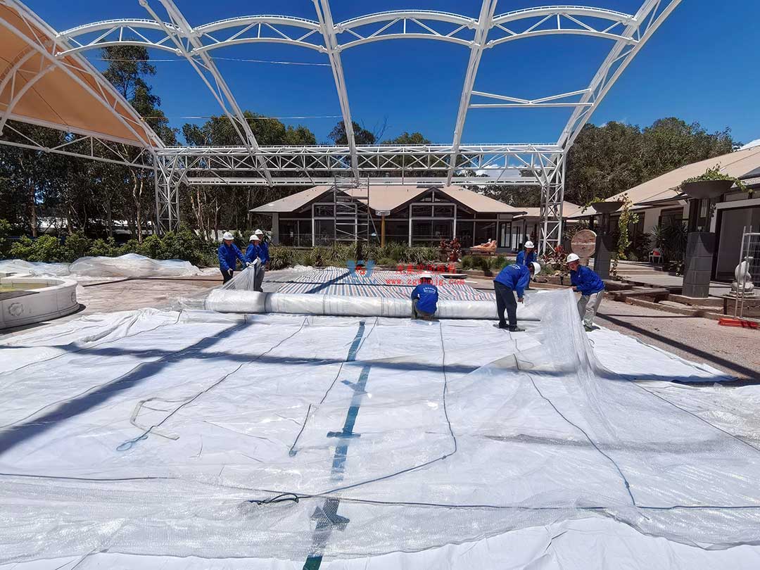 跨越山海的建筑新章！澳大利亞噴泉廣場(chǎng)天幕張拉正酣，雙膜科技賦能莊園建筑