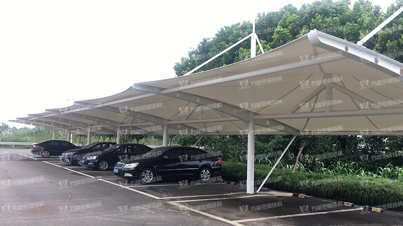 張拉膜車棚造價(jià)和哪些因素有關(guān)？降低張拉膜車棚造價(jià)的方法有哪些？