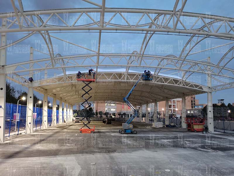 浙江紡織服裝職業(yè)技術(shù)學(xué)院東西校區(qū)運(yùn)動場膜結(jié)構(gòu)項(xiàng)目膜結(jié)構(gòu)安裝中