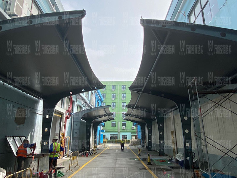 膜結(jié)構(gòu)車棚安裝時有哪些注意事項？車棚為什么選擇膜結(jié)構(gòu)？