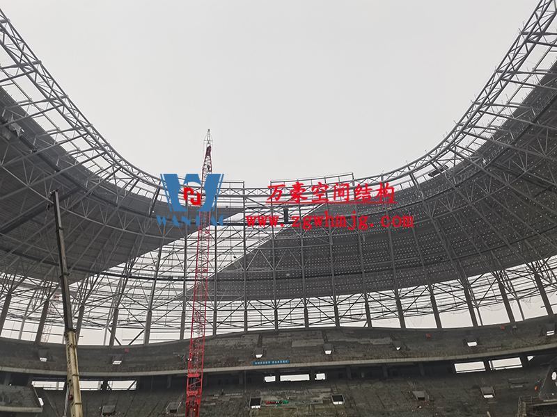 重慶龍興足球場(chǎng)ETFE屋面膜結(jié)構(gòu)工程屋面鋼結(jié)構(gòu)完成，膜結(jié)構(gòu)安裝中