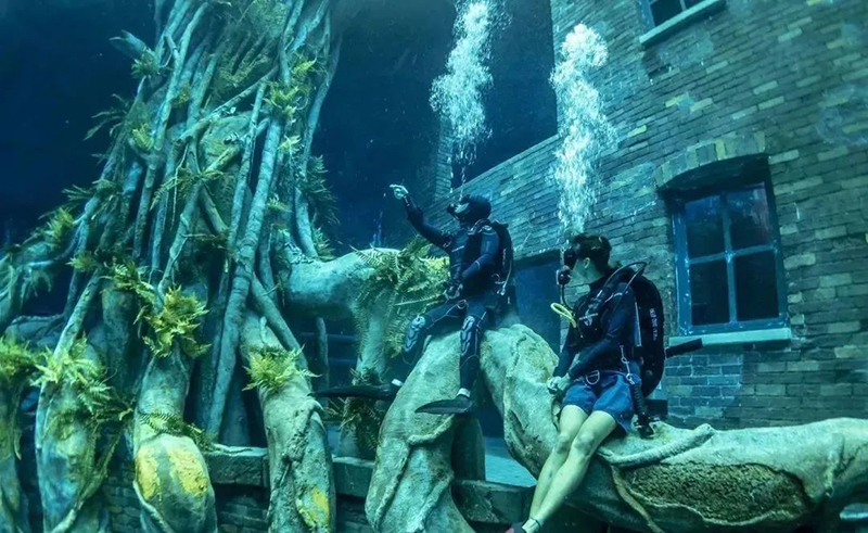 世界最深泳池，深入地下60米