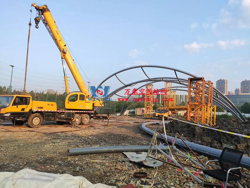 寧波諾丁漢大學(xué)室外運(yùn)動場地改擴(kuò)建項(xiàng)目膜結(jié)構(gòu)工程火熱施工中