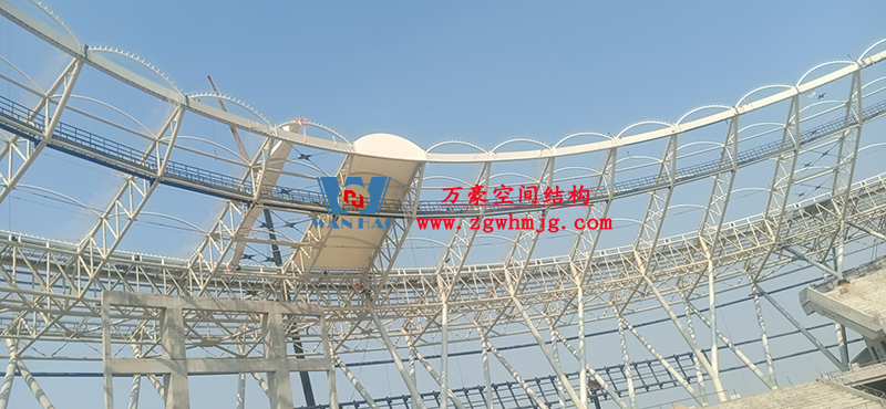 襄陽(yáng)奧體中心膜結(jié)構(gòu)工程鋼結(jié)構(gòu)接近尾聲，膜結(jié)構(gòu)開始安裝