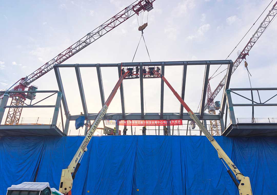 萬(wàn)豪集團(tuán)-塞爾維亞國(guó)家展覽館項(xiàng)目二次鋼構(gòu)首吊圓滿(mǎn)成功