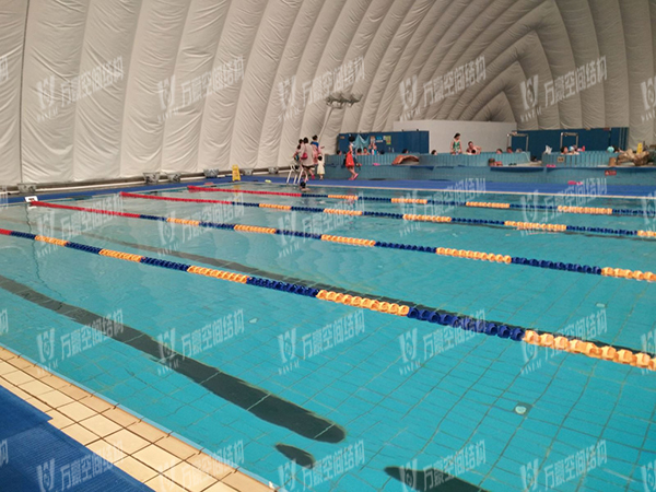 充氣膜游泳館好用嗎？充氣膜結(jié)構(gòu)游泳館有哪些優(yōu)點特點？